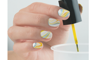 Water marbling: a step-by-step guide to this drop-by-drop technique 